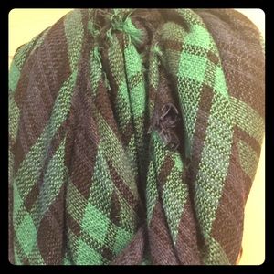 Gap plaid Navy/ Kelly green scarf with frayed edge